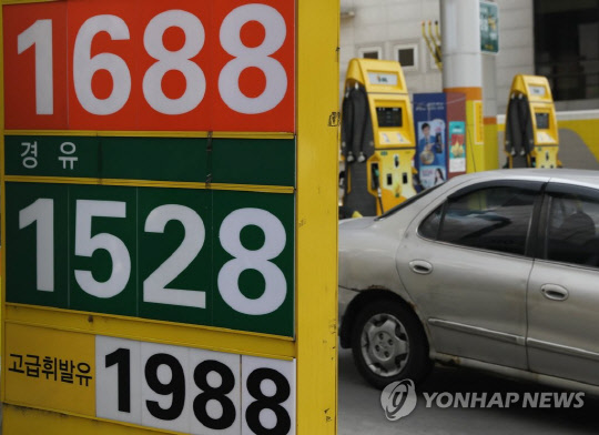 10월 넷째 주 휘발유 가격이 3주연속 소폭하락한 것으로 나타났다. 사진은 지난 20일 서울 시내 한 주유소. ⓒ연합뉴스